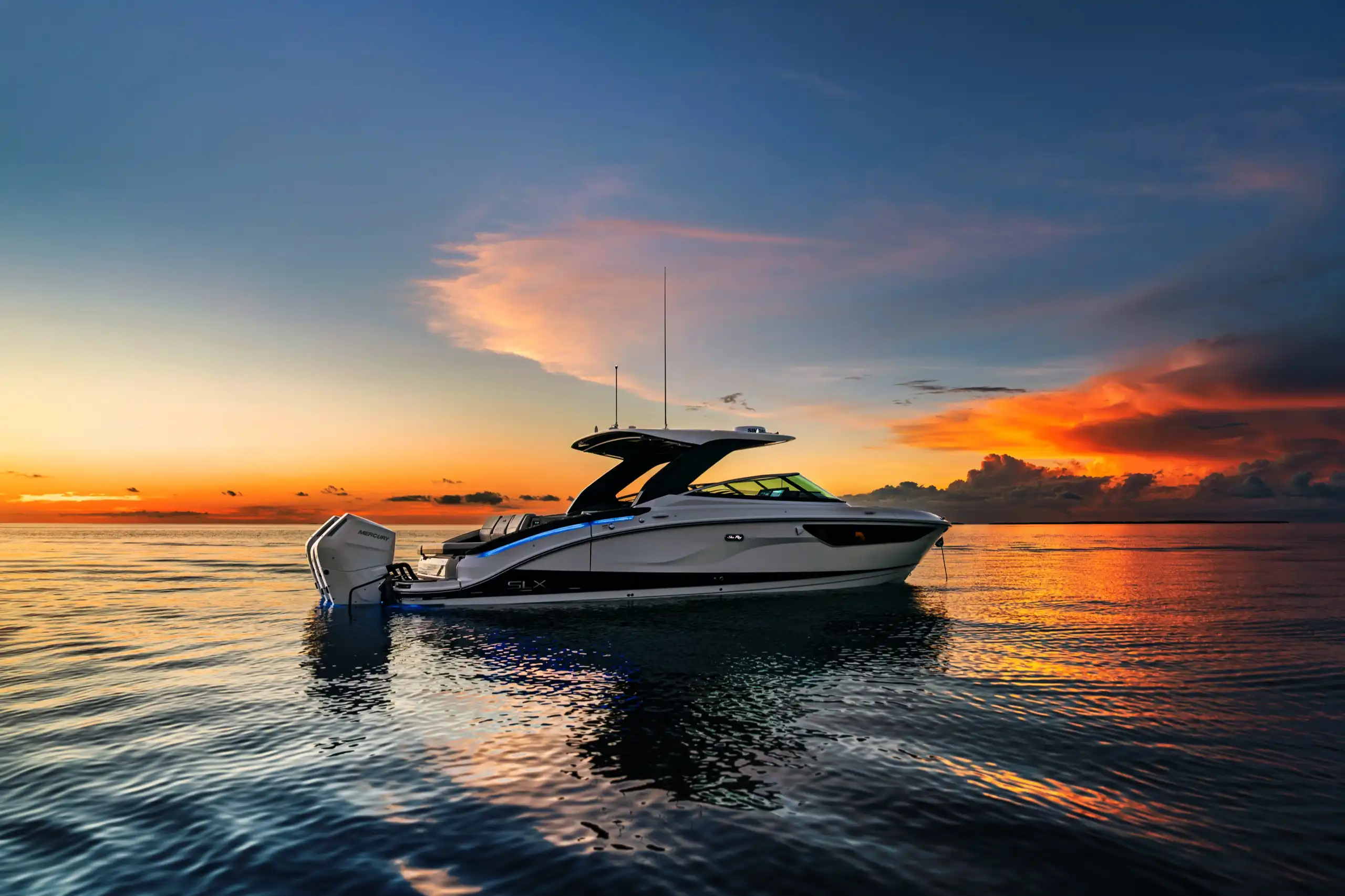 Motorová loď Sea Ray SLX 360 při západu slunce