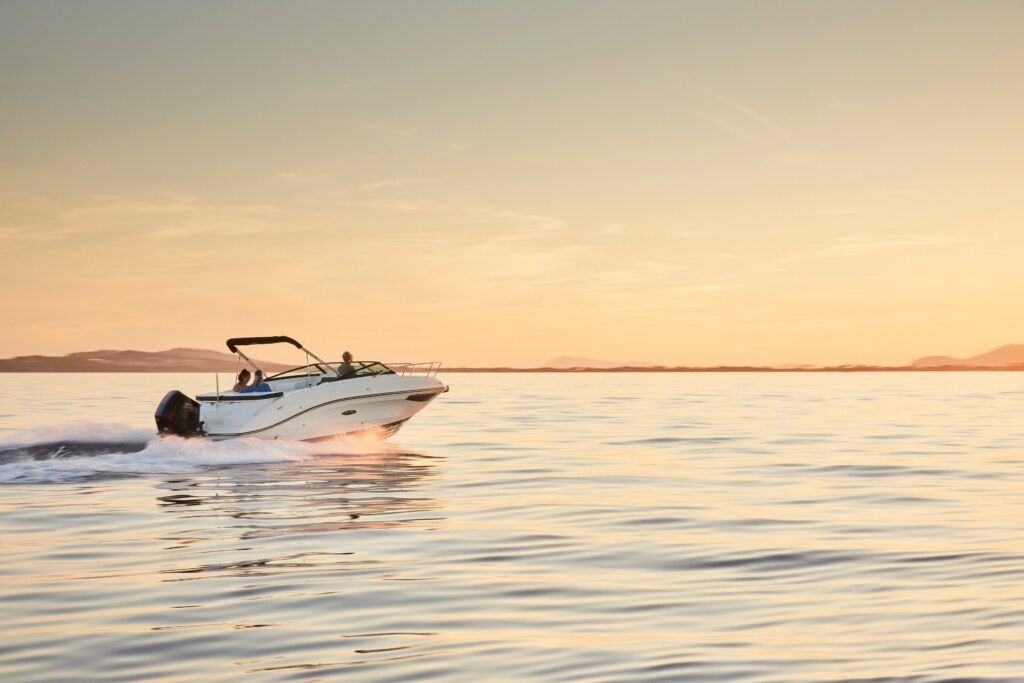 SEA RAY SUN SPORT 230 OUTBOARD ČERNÁ