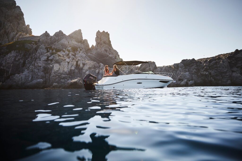 SEA RAY SUN SPORT 230 OUTBOARD MODRÁ