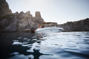 SEA RAY SUN SPORT 230 OUTBOARD ČERNÁ