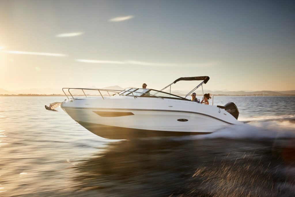 SEA RAY SUN SPORT 230 OUTBOARD ČERNÁ