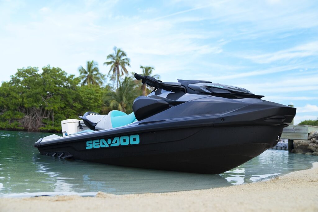 Skútr vodní Sea-Doo GTR STD 3-up 230hp černo-modrý