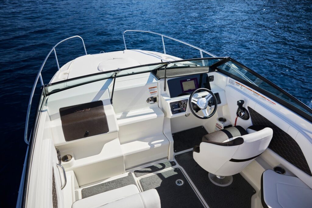 SEA RAY SUN SPORT 230 OUTBOARD ČERNÁ