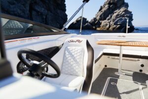 SEA RAY SUN SPORT 230 OUTBOARD MODRÁ