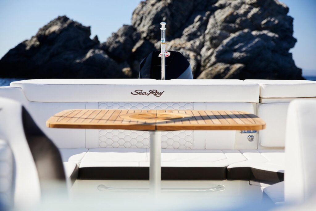 SEA RAY SUN SPORT 230 OUTBOARD MODRÁ