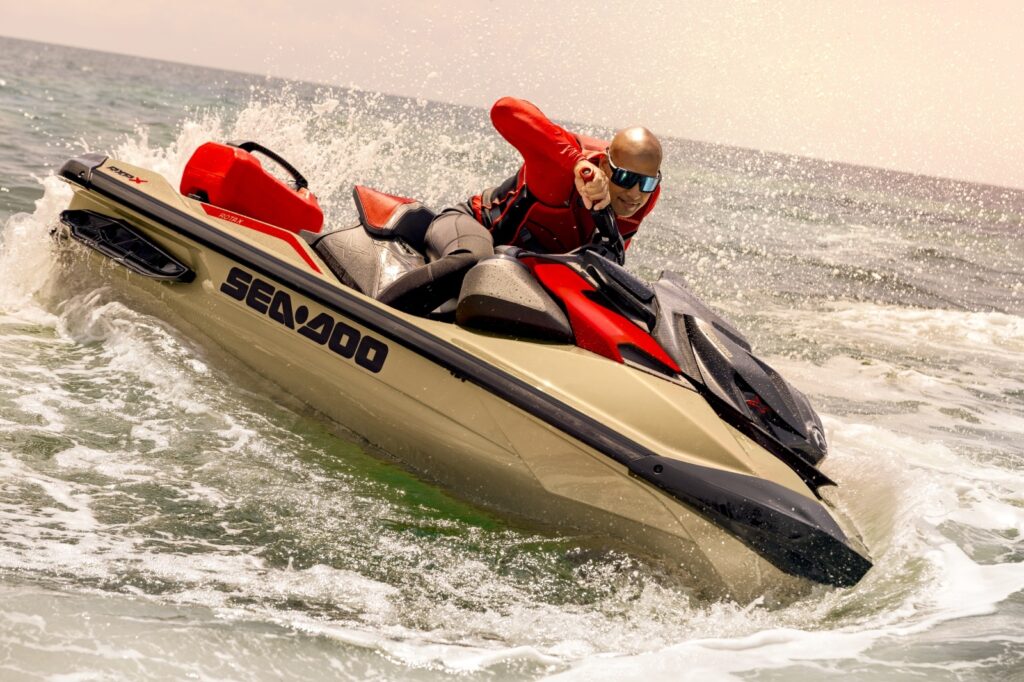 Skútr vodní Sea-Doo RXP XRS 1-up 325hp Audio písková metalíza