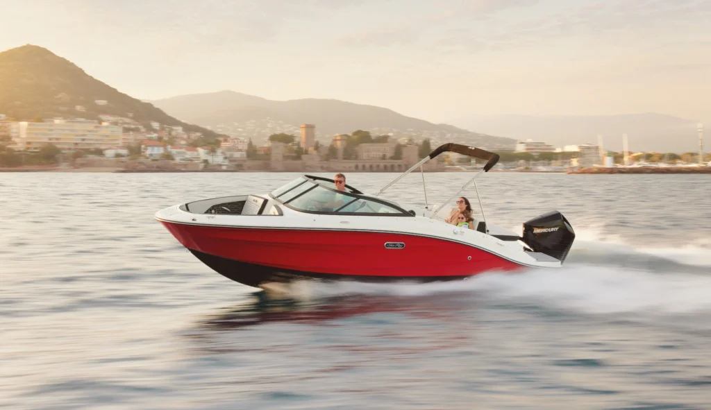 Sea Ray SPX 210 Outboard – motorový člun s přívěsným motorem Mercury